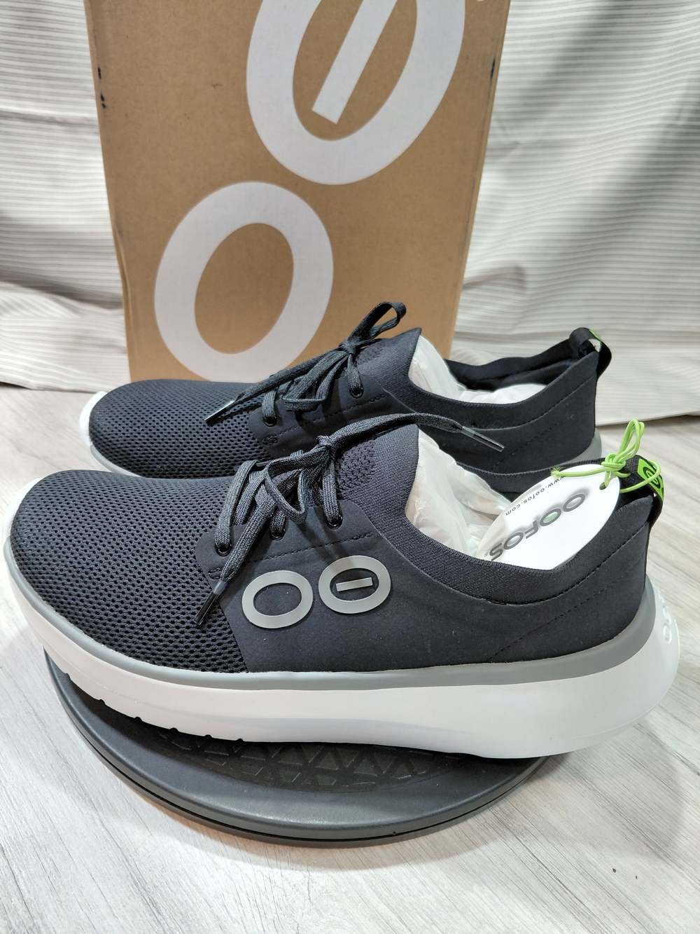 NWT OOFOS Mens OOMY Stride   Comfort Recovery Sneakers Black White Grey SIZE 11